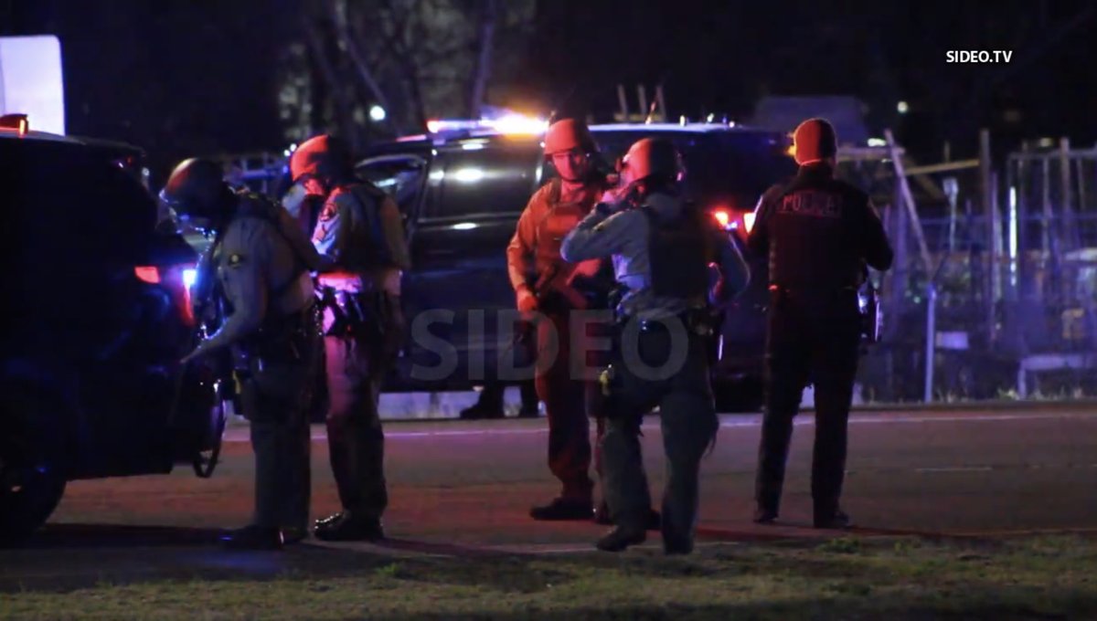 619NewsMedia's tweet photo. #ESCONDIDO - #BREAKINGNEWS - Escondido Police and allied agencies are working an Officer Involved #Shooting near W 13th St & Centre City Pkwy. Suspect is on the loose and is armed with a rifle. Limited info available. Stay clear of the area. #OIS #NewsFlashMedia #Sideo #Sheriffs https://t.co/Vov7K7AM5B