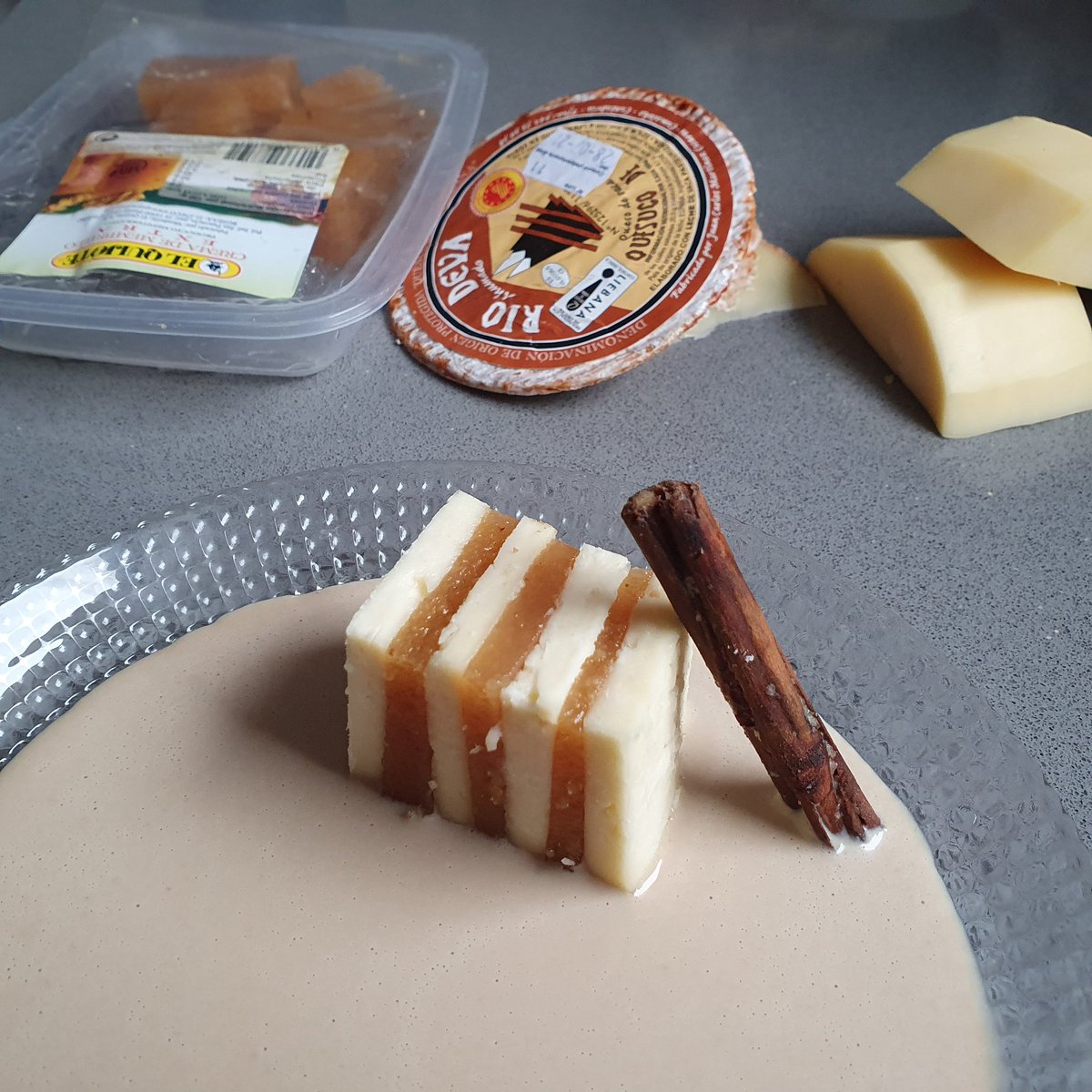 Milhojas de queso de vaca ahumado con membrillo sobre crema de nueces 🧀🐄🌰😋 receta de la revista de @BMSupermercados 
#productodecantabria #cantabriaenlamesa #cantabriainfinita #productolocal #quesosdeliebana #quesosdecantabria #quesosriodeva #camaleño #queseria #cheeselover