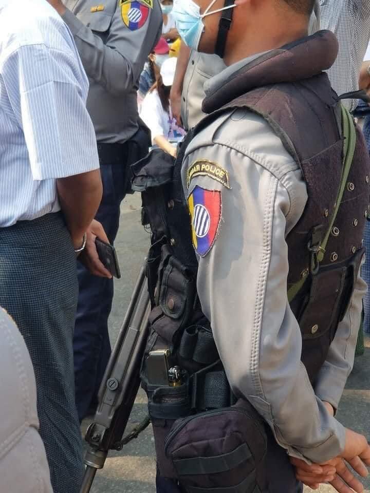 tharrlwin's tweet photo. Myanmar Junta Police Forces armed with live ammunition’s to use against the unarmed protestors.
This is not internal affair. This is not Civil War. This is just a part of the injustice act of crime against humanity by the Myanmar Military Junta on the peaceful unarmed protestors https://t.co/4euIcvO3qO