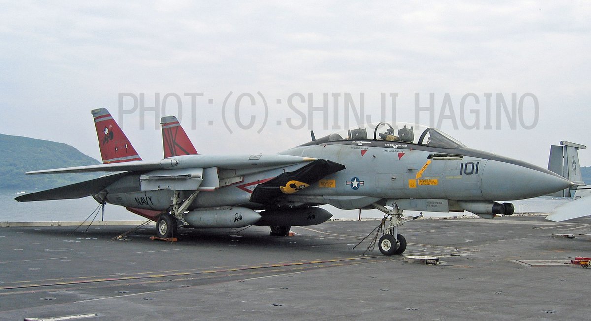 sh60j121's tweet photo. #猫の日 #222の日 
過去にUP済ですが改めて、2004年8月21日佐世保港に入港した米海軍空母『ジョン・C・ステニス』艦上にて撮影。
VF-31のF-14、日本で見れた最後のF-14部隊、VF-31最後のF-14での航海の特別塗装機。

#F14 #TOMCAT #John_C_Stennis #CVN74 #VF31 #VFA31 https://t.co/t7lTvFPRnl