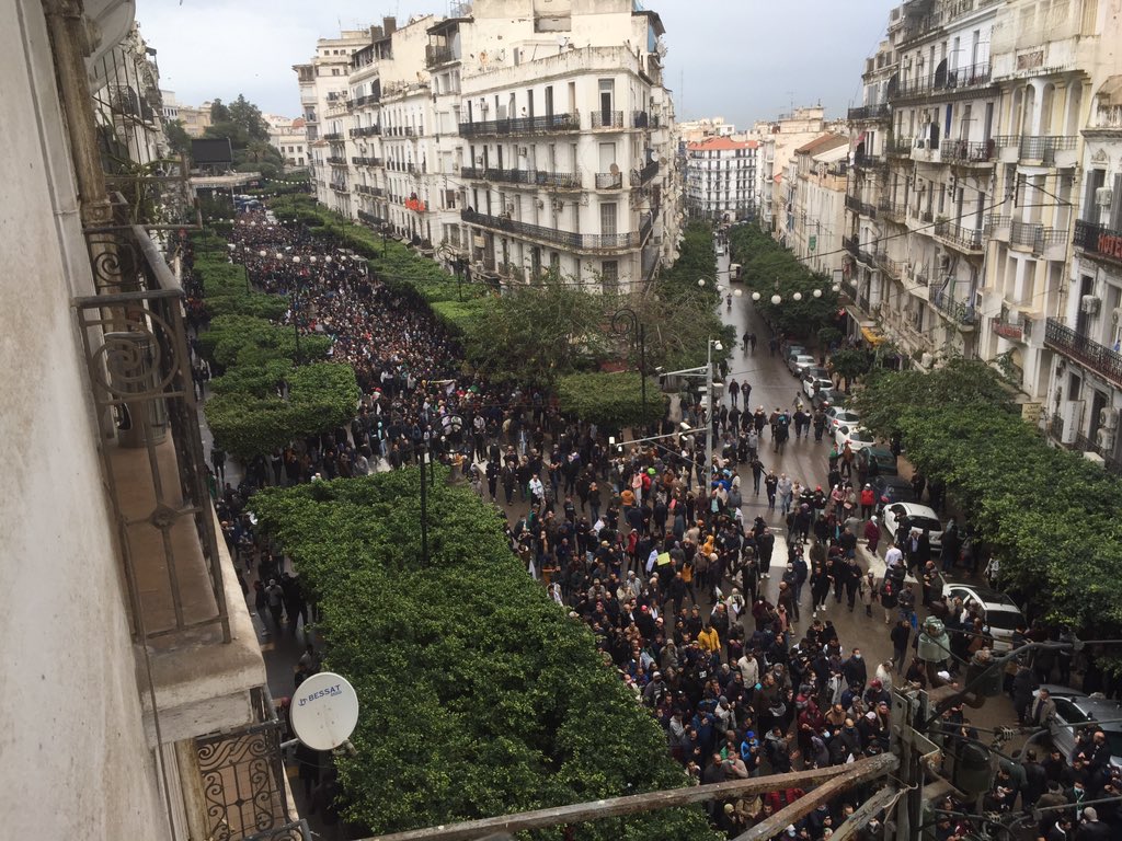 RadioMPost's tweet photo. Le Boulevard Didouche Mourad a Alger, noir de monde. Le Hirak algérien est de retour. 
Suivez-nous sur https://t.co/NqidTZHkWq https://t.co/F9vDIErZb3