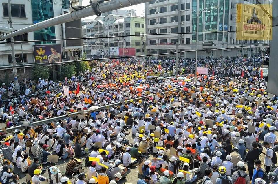 Naingmin234's tweet photo. @KenRoth Ignoring the juntaβs ugly threats of lethal force broadcast yesterday, the people of #Myanmar turned out today in a massive nationwide wave of peace. The five twoβs! #22222Revolution #22222Myanmar #WhatIsHappeningInMyanmar
#22FebCoup https://t.co/ab5r1oJSBI