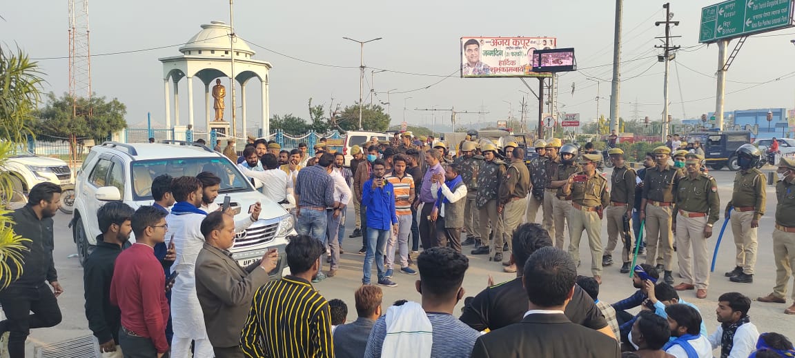 HimanshuValmi13's tweet photo. जब जब ढोंगी @myogiadityanath डरता है पुलिस को आगे करता है। https://t.co/tC5og86O6k