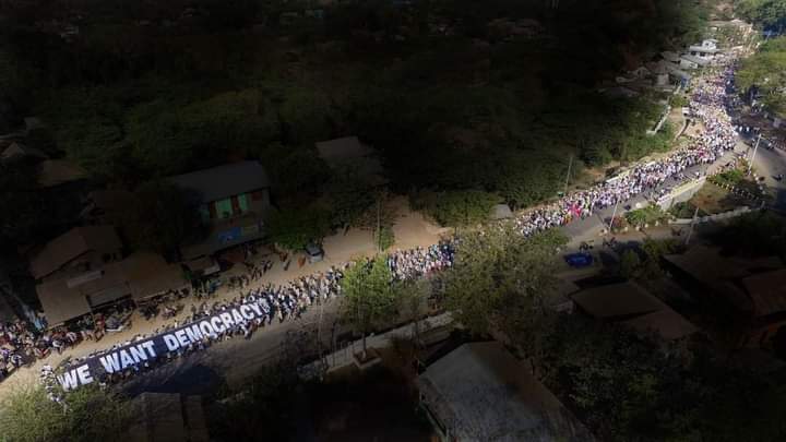 Demonstraters in Minbu town marched for Nationwide General Strike.The camera could take half of the masses cause it was so crowded.
#WhatsHappeningInMyanmar
#BurmaGeneralStrike
#Feb22Coup