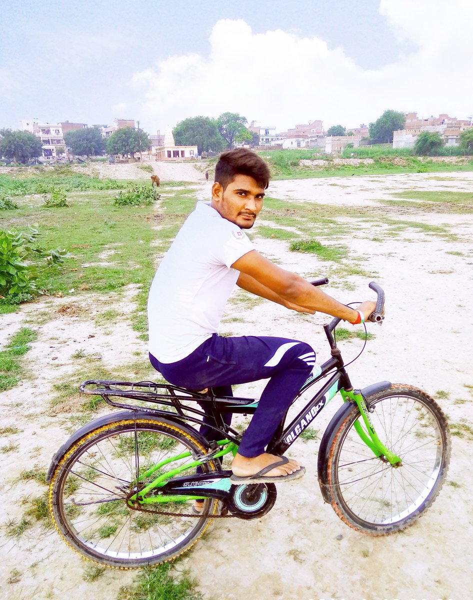 abhisinghyadav7's tweet photo. देशहित में साइकल लेने से मुझे दुनिया की कोई तेल कम्पनी नहीं रोक सकती.
#Cycle #DeshhitMeCycle 🚲🇮🇳
#sorrypetrol #petrolprice https://t.co/8iqmvKK8KC