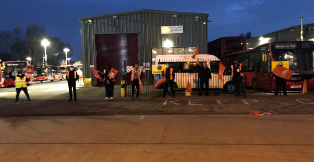 unitetheunion's tweet photo. A few shots from around the #LondonBusStrike picket lines this morning. Our members have been all out in the fight against the efforts by #RATP to use the cover of #Covid to drive down the wages and conditions of frontline workers ✊🏽 https://t.co/4Asla6KkpP