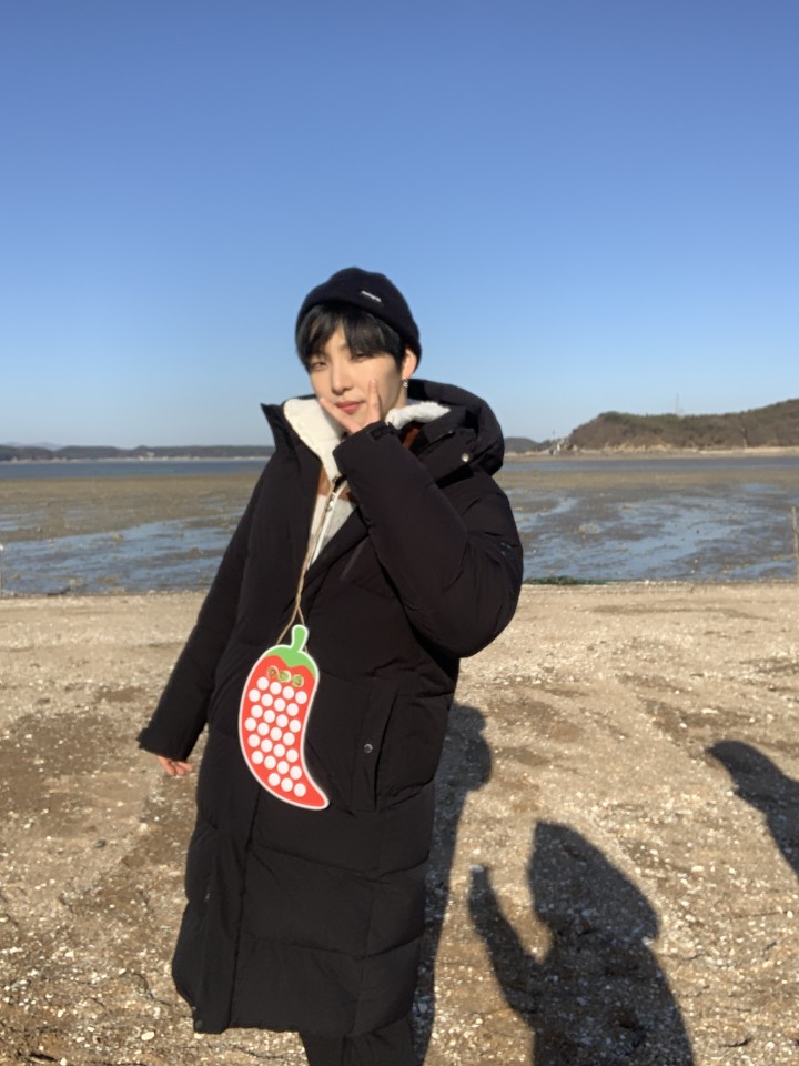 official_ONEUS's tweet photo. [#서호]
무인도 너무 좋아요 무인도에서 
살고 싶다ㅎㅎㅎㅎㅎ (손 찌릿찌릿 
고양이 귀 파닥파닥) https://t.co/DbHjVyQT5Y