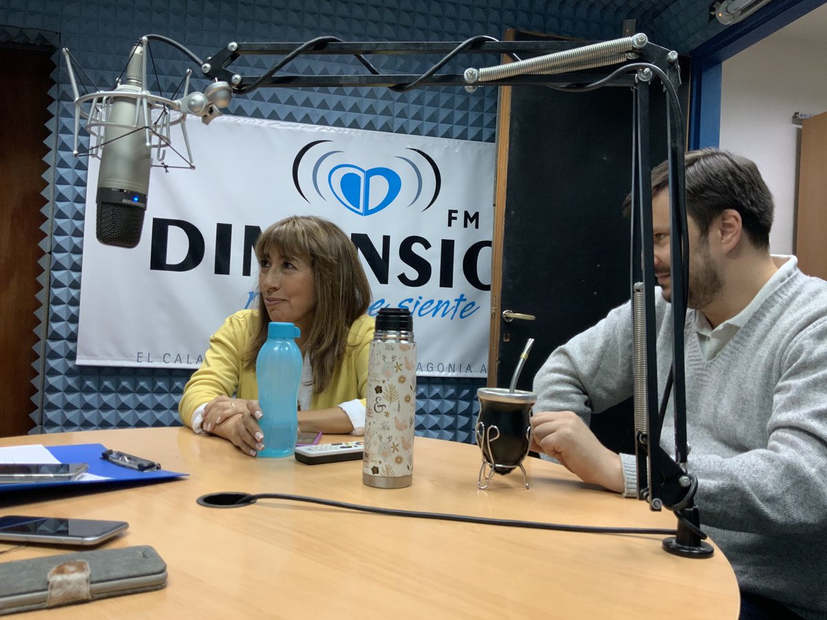 roxanareyessc's tweet photo. Mañana de Radio en ⁦@FMDimension⁩ #ElCalafate hablando sobre la reunión con el Ministro de Salud de la Provincia y las denuncias a interponer para parar el robo de vacunas por quienes debían cuidarnos. https://t.co/2osJhLJ8E8