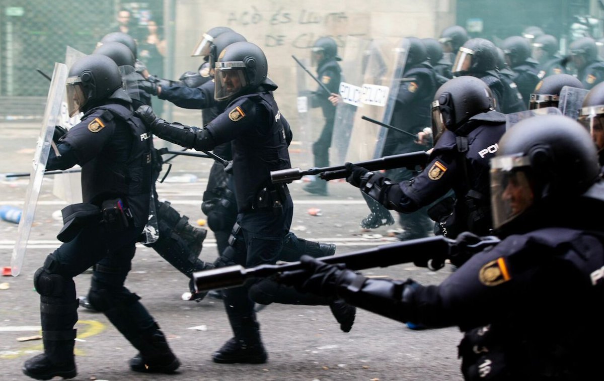 La Policía denuncia que los agentes violentos son manifestantes infiltrados buff.ly/3dCfIi7