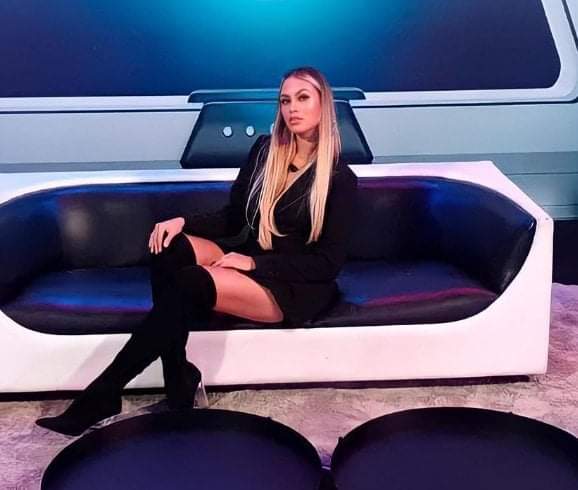 vog_gabi's tweet photo. Sarah enganou o Boninho até o último momento pra ele não ter como salvar a Karol. Falou que era o Projota a indicação, na hora mandou a Karol. Não tem bate e volta, não tem "psicóloga" dando spoiler. Rainha mesmo! Quem joga é ela. 
JOGA Y JOGA 
#BBB2021 
#FicaMamacita https://t.co/swEGHIXMqb