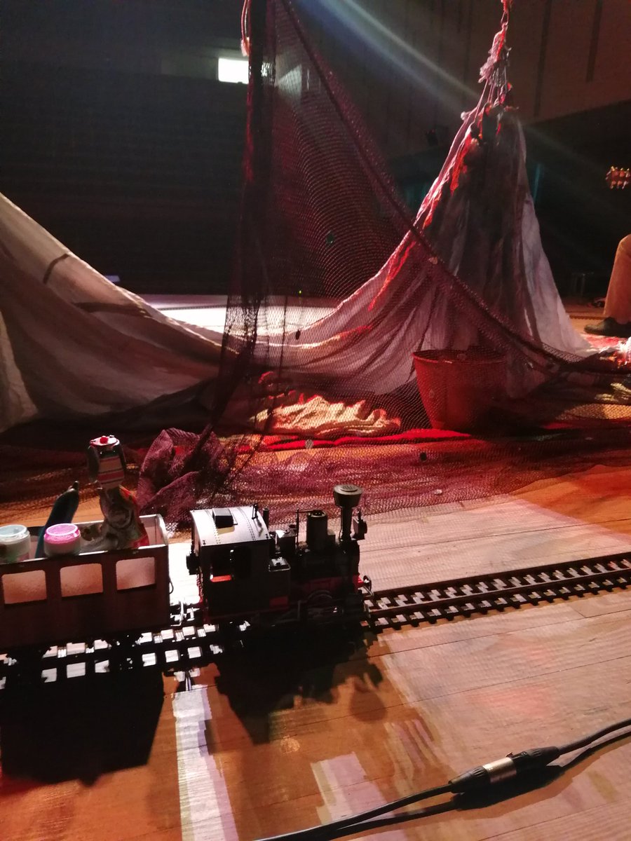 trescaiverdesca's tweet photo. Gràcies al públic que heu omplert l'auditori del #CèntricEspaiCultural! #peruninstant amb @xirriquiteula i @ObsidianaA a #ElPratdeLlobregat @ElPratCultura https://t.co/KMmk9Og4VM