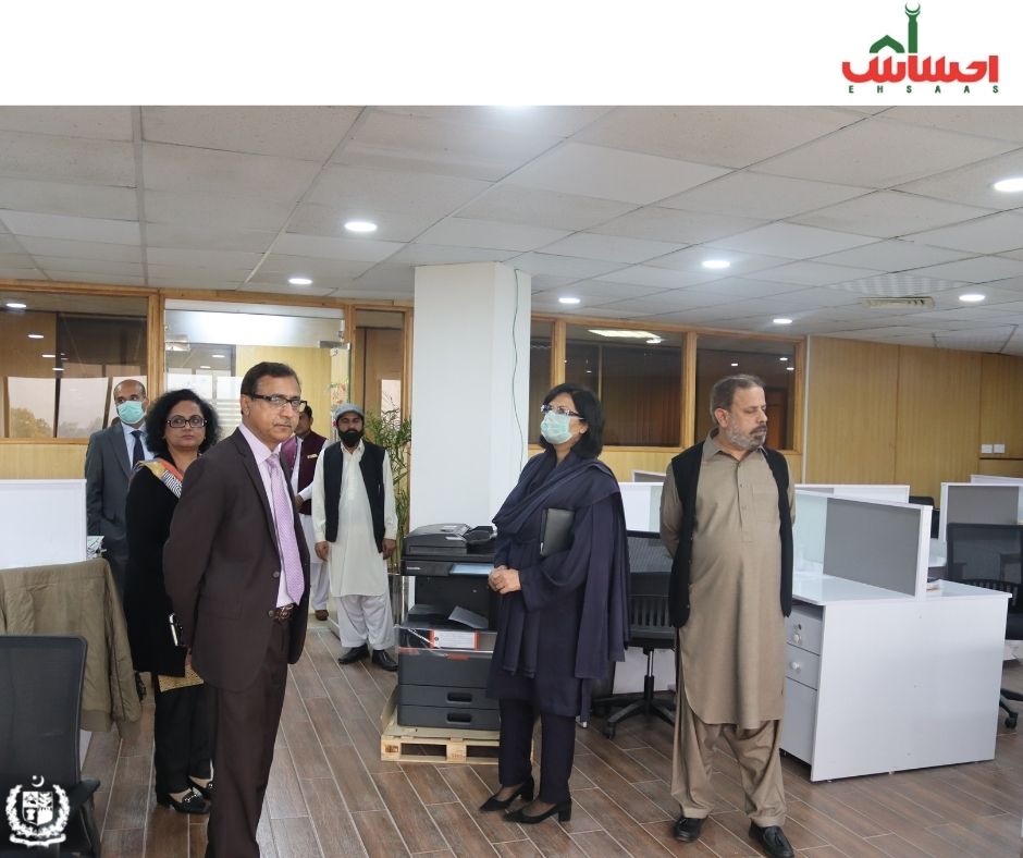 SaniaNishtar's tweet photo. Surprise visit to the #EhsaasDeliveryUnit this afternoon, some people were working even in the lunch break.
#Ehsaas https://t.co/kEiDQn5Dhg