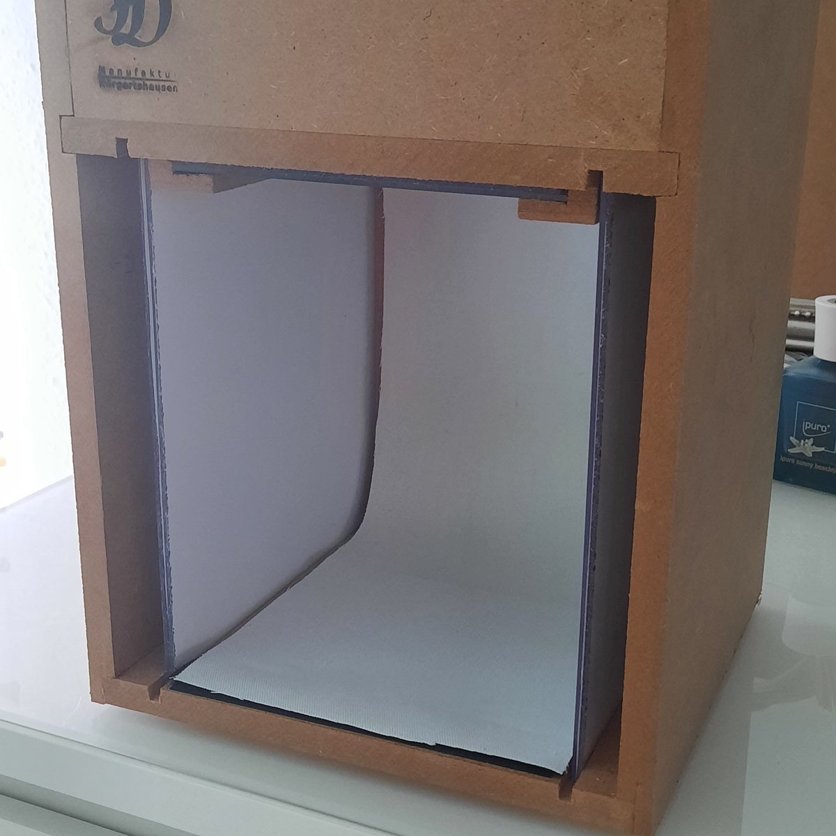 Kleine Schmuckstücke zu fotografieren ist mitunter nicht einfach. Mit dieser Lightbox gelingt das spielend. Schau vorbei unter frickeldave.de/lb . #holzwerken #fotografie #heimwerken