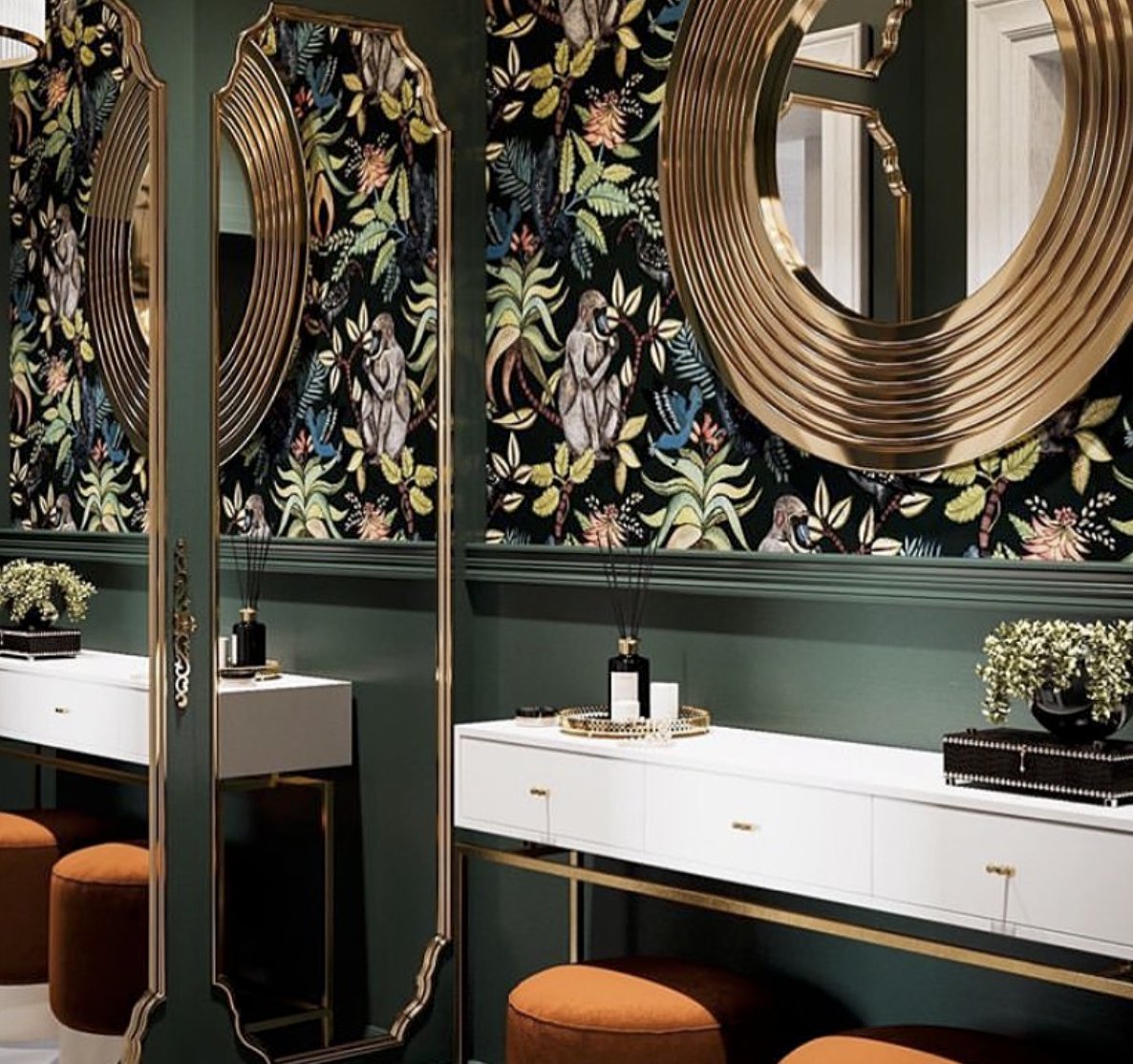 This luxe dressing room perfects the balance between stylish and practical. The rich green and copper colour palette, paired with sumptuous velvets, tropical florals and brass accents, make this the ultimate addition to any style-savvy home.

📸balcon.studio #interior