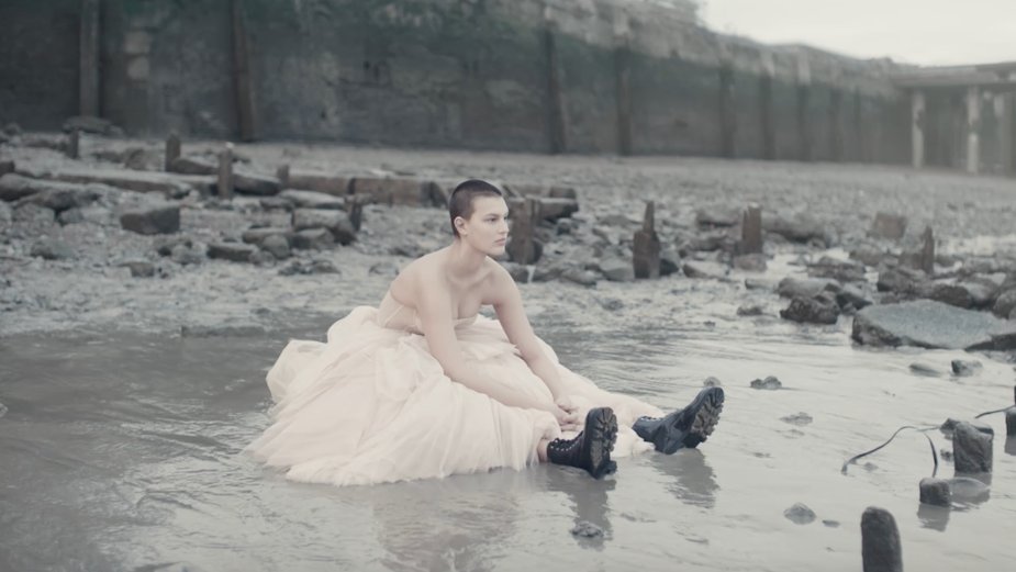 Pour la campagne de "First Light", la nouvelle collection d'Alexander <a href="/McQueen/">McQueen</a>, Jonathan Glazer propose un film conçu comme un conte moderne désenchanté. 
youtube.com/watch?v=N6RrNF…

 #McQueenSS21 #JillKortleve