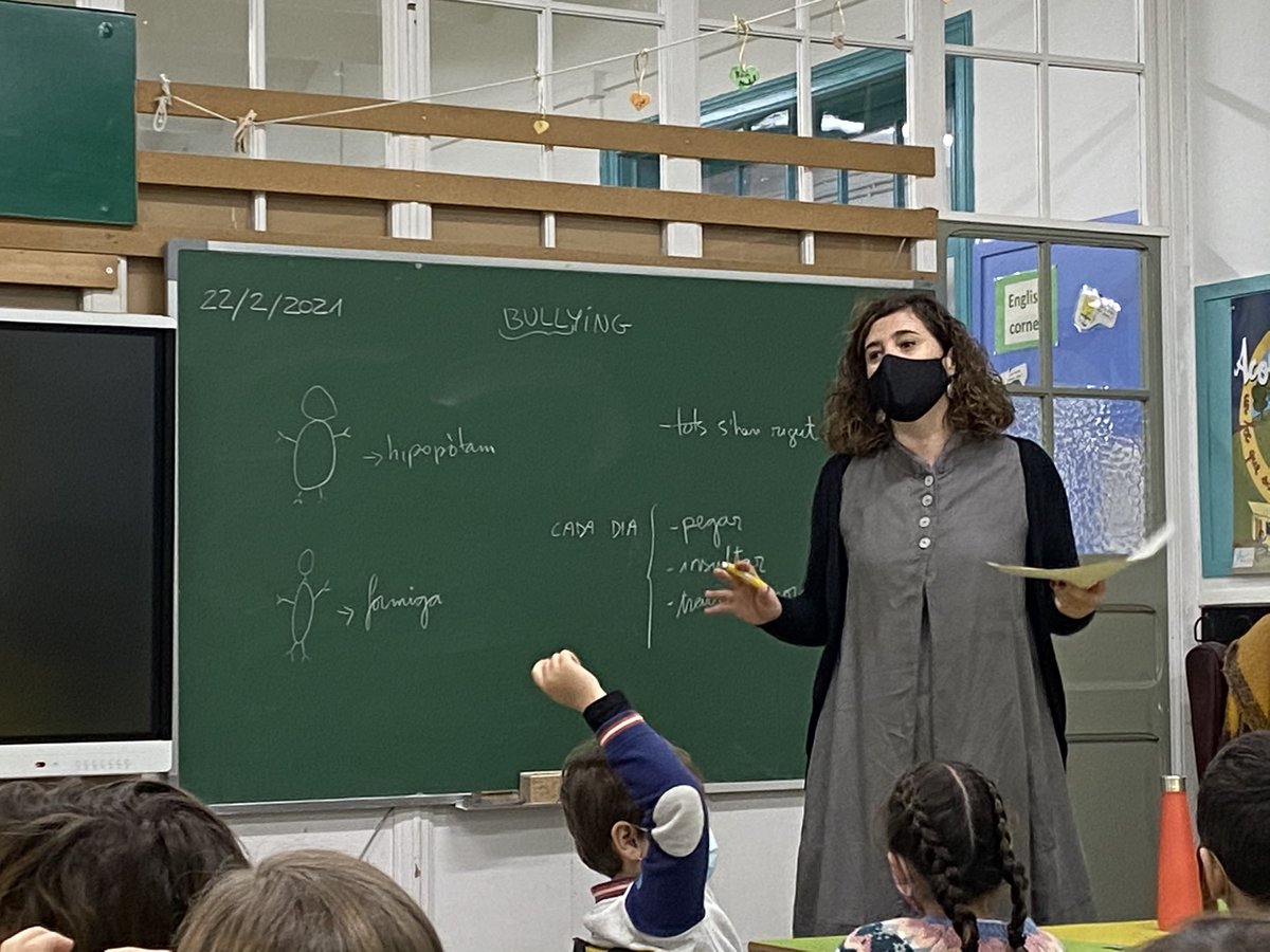 belen_carrascon's tweet photo. Gràcies a la Laia la nostra psicopedagoga de l’escola avui ens ha quedat més clar què és el Bullying, l’assetjament escolar. Una bona manera de prevenir i detectar-ho a l’aula. #Aquíproubullying #JEStGervasi #3PIN https://t.co/XCetvpheyx