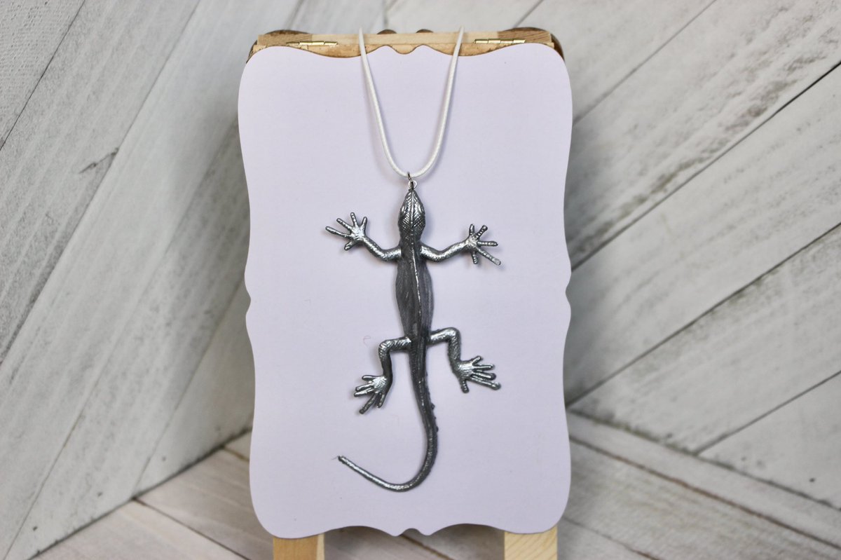RepurposedT's tweet image. Fun and cute lizard necklaces. These necklaces include a hand painted charm with a wax covered cord. etsy.com/listing/953762… #amphibians #silver #necklace #etsyseller #charmnecklace #lizardsquad #creative #handpainted #jewlery #novelty #repurposed #fun #art #unique #quirky