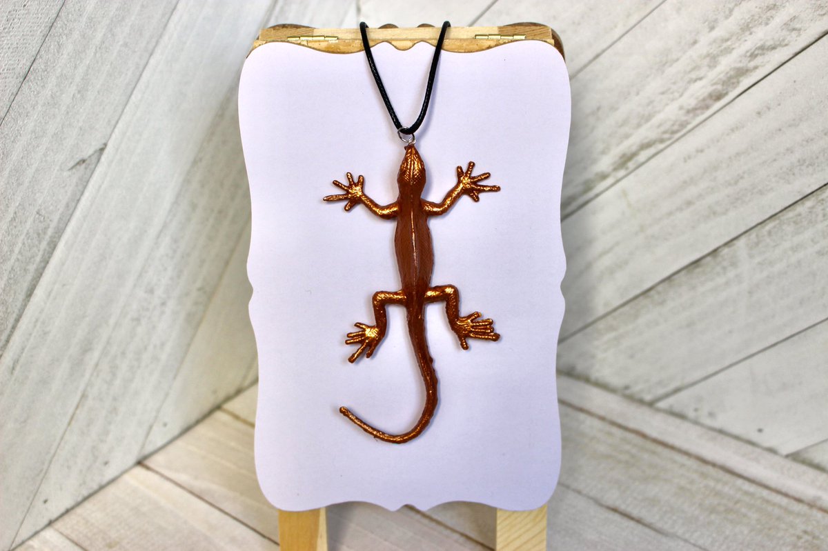 RepurposedT's tweet image. Fun and cute lizard necklaces. These necklaces include a hand painted charm with a wax covered cord. etsy.com/listing/953762… #amphibians #silver #necklace #etsyseller #charmnecklace #lizardsquad #creative #handpainted #jewlery #novelty #repurposed #fun #art #unique #quirky