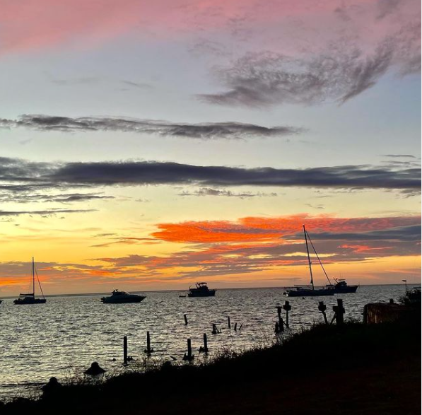Good morning #FLKeys! Here is a tranquil view of a sunrise at the #DryTortugas to start off the workweek.

Today's forecast:
🐚 Partly-mostly cloudy
🐚 Slight chance of showers
🐚 E-SE 15-20 mph, bcmg SE &amp; decreasing to 10-15 mph in the afternoon

#flwx #KeyWest
📸: Watson Family