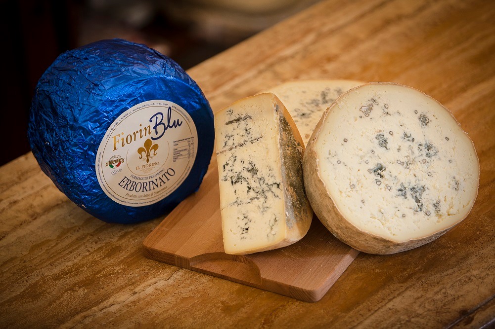 Il mondo è blu con il nostro nuovo Fiorin Blu, realizzato con il miglior latte di Maremma e impreziosito dal sapore dell'erborinatura, in un equilibrio di sapori perfetto. 💙😋