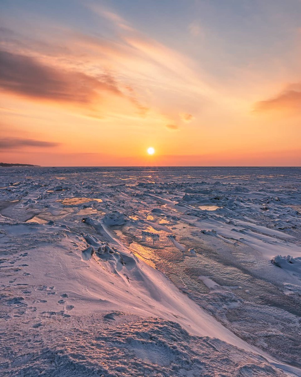 This Lake Erie sunset is breathtaking! 😍🌊 This stunning snapshot as capture from Mentor Headlands Beach. 

Photo: <a href="/igor_oliyarnik/">Photography by Igor</a>