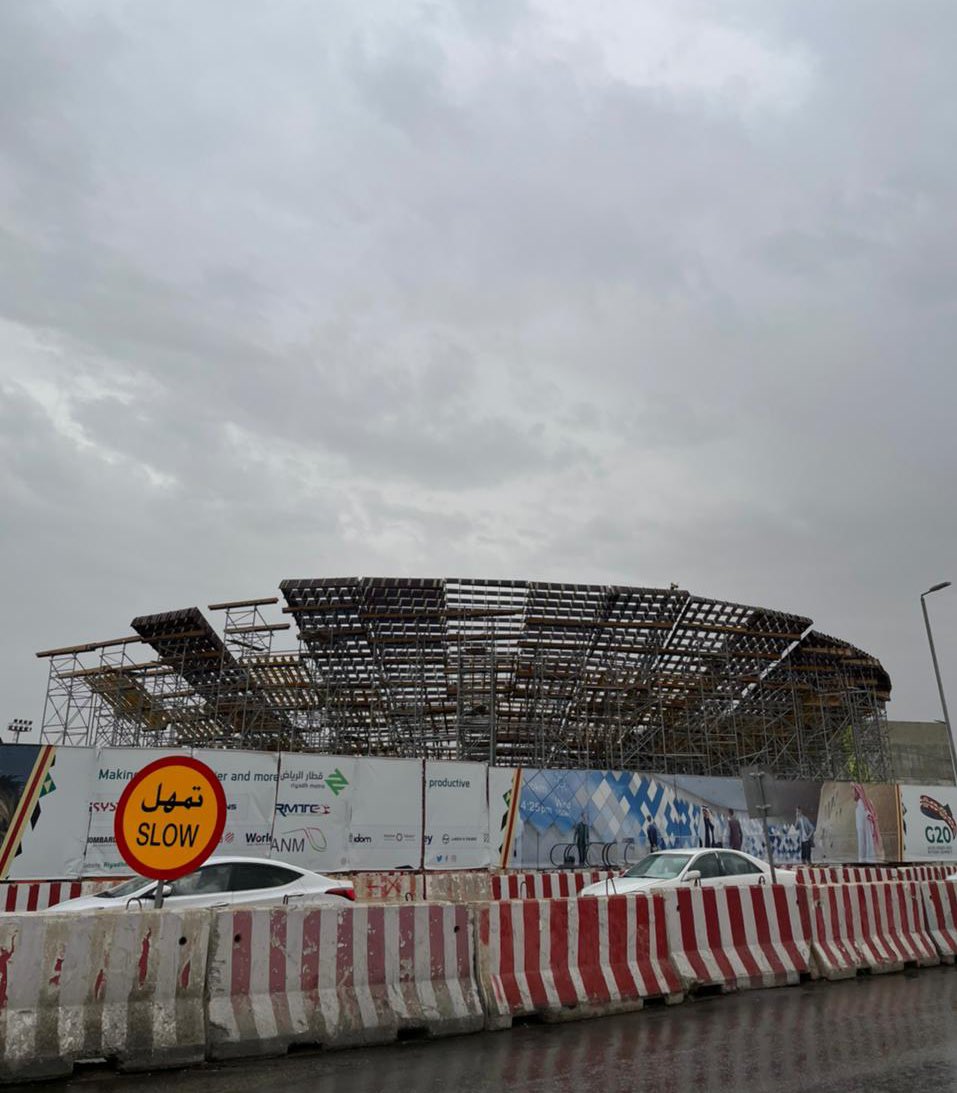 SaudiProject's tweet image. ظهور معالم الهيكل المعدني الذي يزين محطة قصر الحكم، إحدى المحطات الرئيسية لمشروع #قطار_الرياض والتي تقع في منطقة وسط الرياض