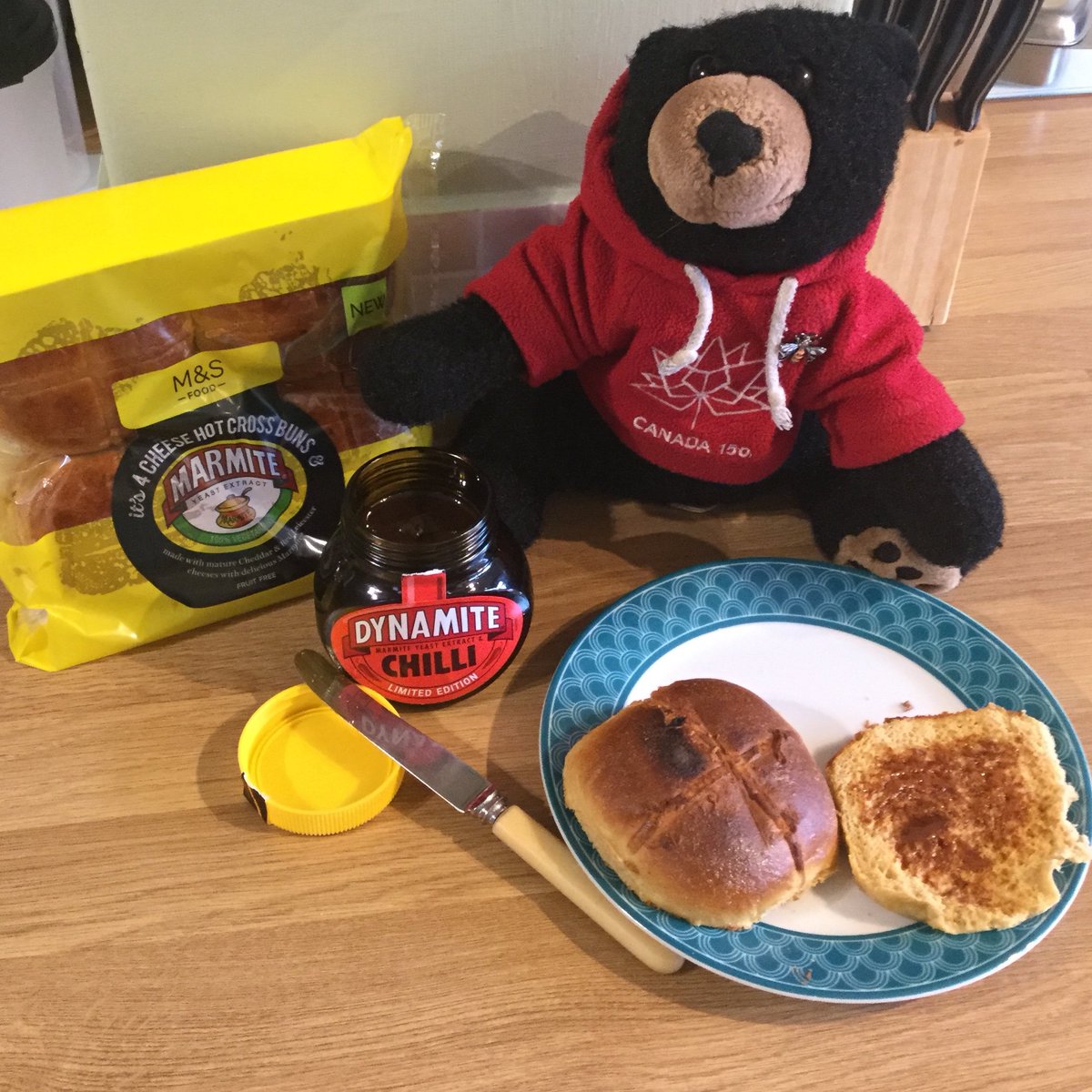 We declare the Hot Cross Buns season officially open! 🖤
📷  <a href="/BestAlertBert/">Bert</a>