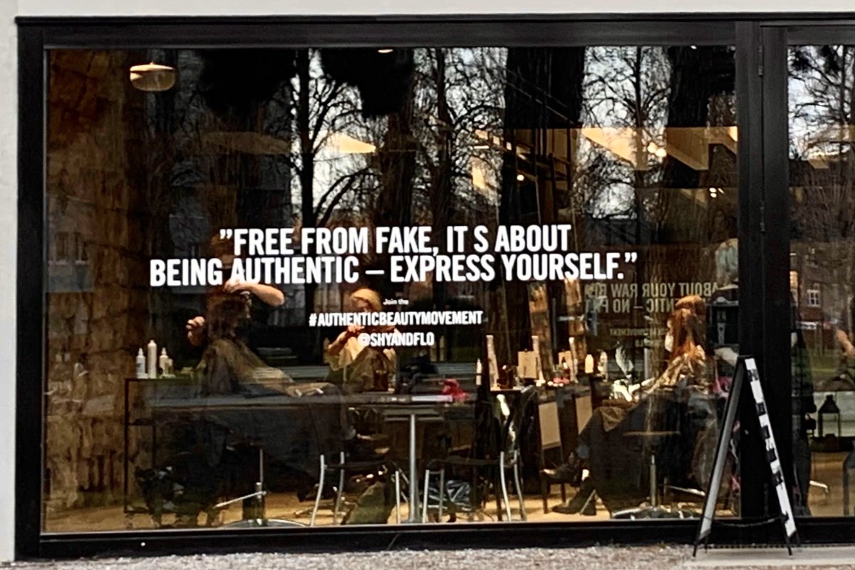 AngleAudio's tweet photo. Spotted in Zurich. Now that‘s a statement we can get behind. Unfake social. 

#angleaudio #socialaudio #unfakesocial #shyandflo https://t.co/b5XIhIgzyg