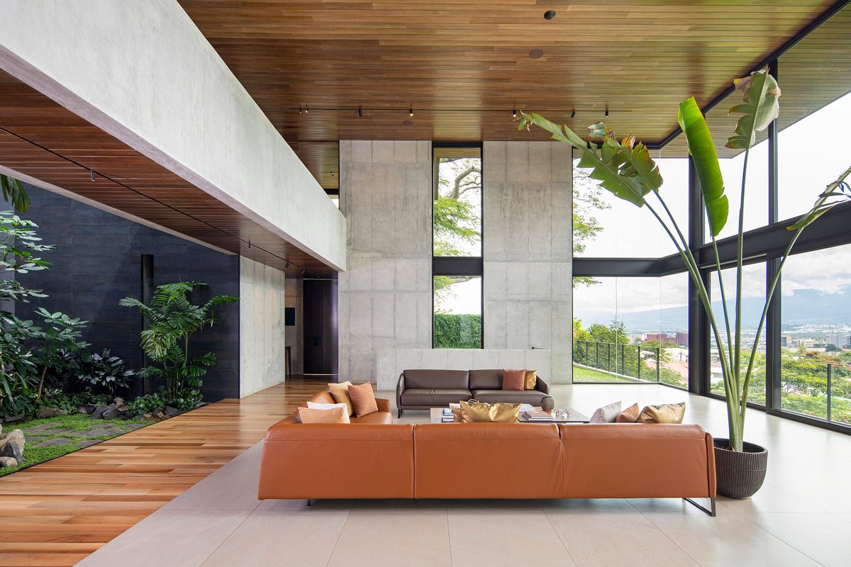 A lush, indoor garden is found within this gorgeous home in Costa Rica, designed by Zürcher Arquitectos and Taller KEN. See more: dezeen.com/2021/02/20/cas…