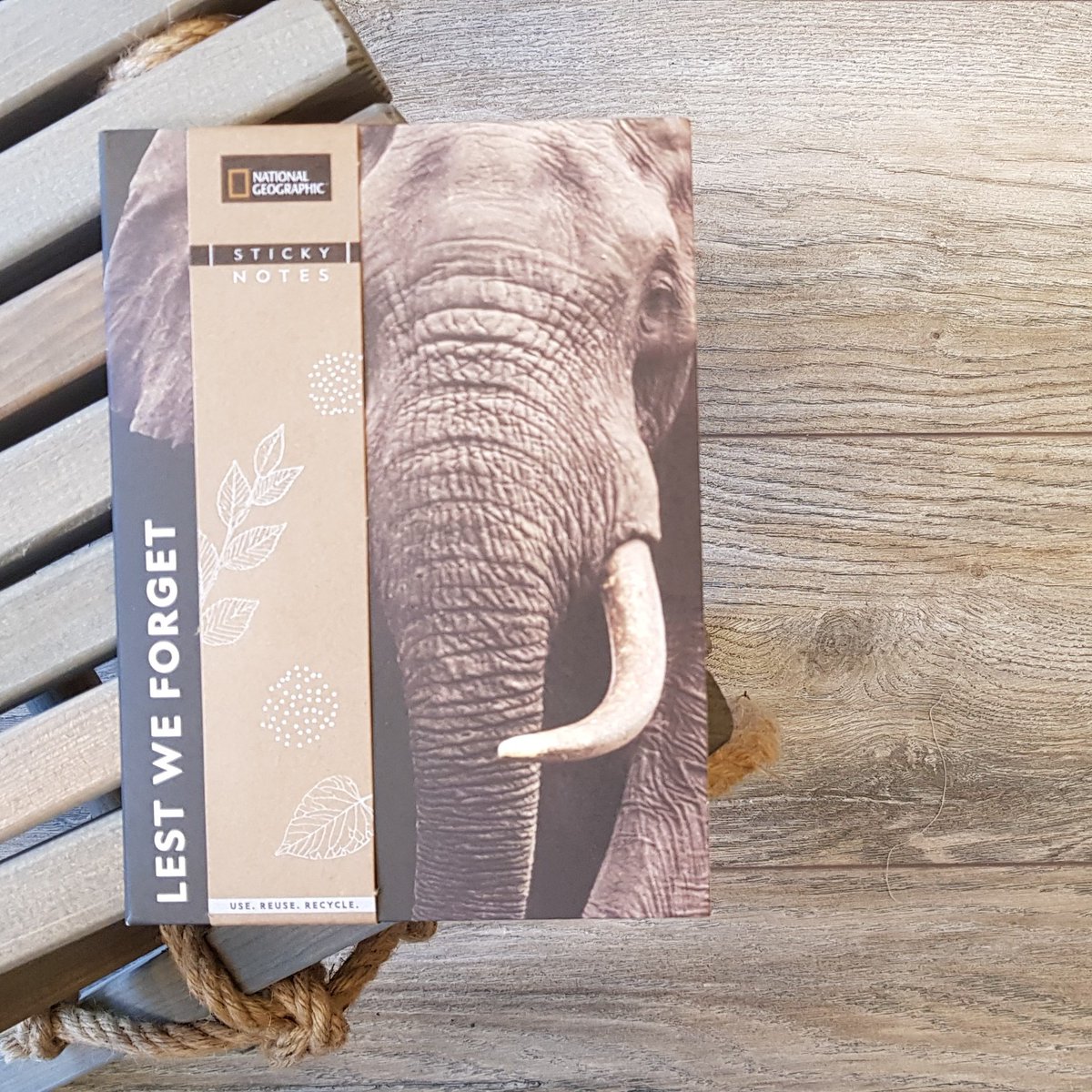 GreenPicnicNL's tweet image. 🎁Leuk om cadeau te doen aan iemand die soms het geheugen van een olifant nodig heeft🧠: dit boekje met sticky notes van gerecycled papier! Duurzaam en milieuvriendelijk van National Geographic🐘
#greenpicnic #nationalgeographic #ngg #ecofriendly  #recycledpaper #duurzaamheid