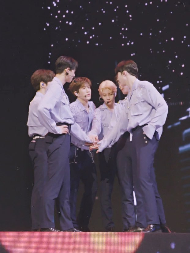 astrodazzles's tweet photo. 우리 소중한 별동이들 5주년 축하해 🎉💫 #5래도록빛날_아스트로_5주년 
@offclASTRO #아스트로 #ASTRO 💜 https://t.co/AkIgd2gK6d