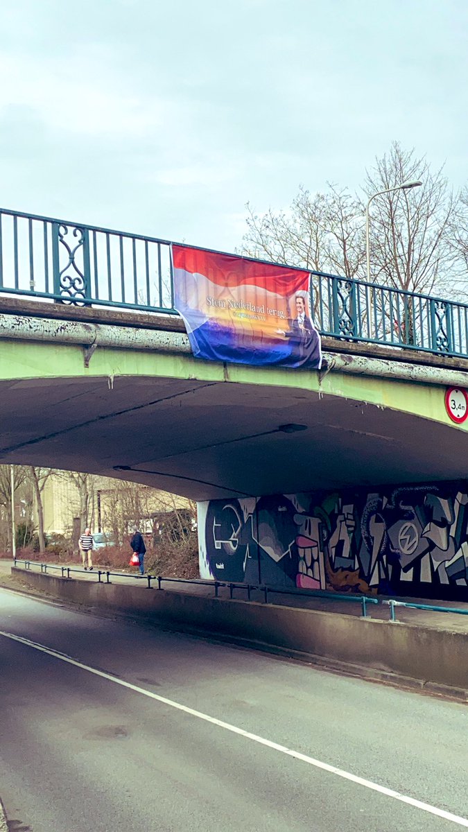 Hé <a href="/thierrybaudet/">Thierry Baudet</a>, is dit hoe jullie bij <a href="/fvdemocratie/">Forum voor Democratie</a> campagne voeren? Mijn doeken in Lisse zijn weg. Kom op, geef op z’n minst beide doeken terug. Eerlijk campagne voeren!