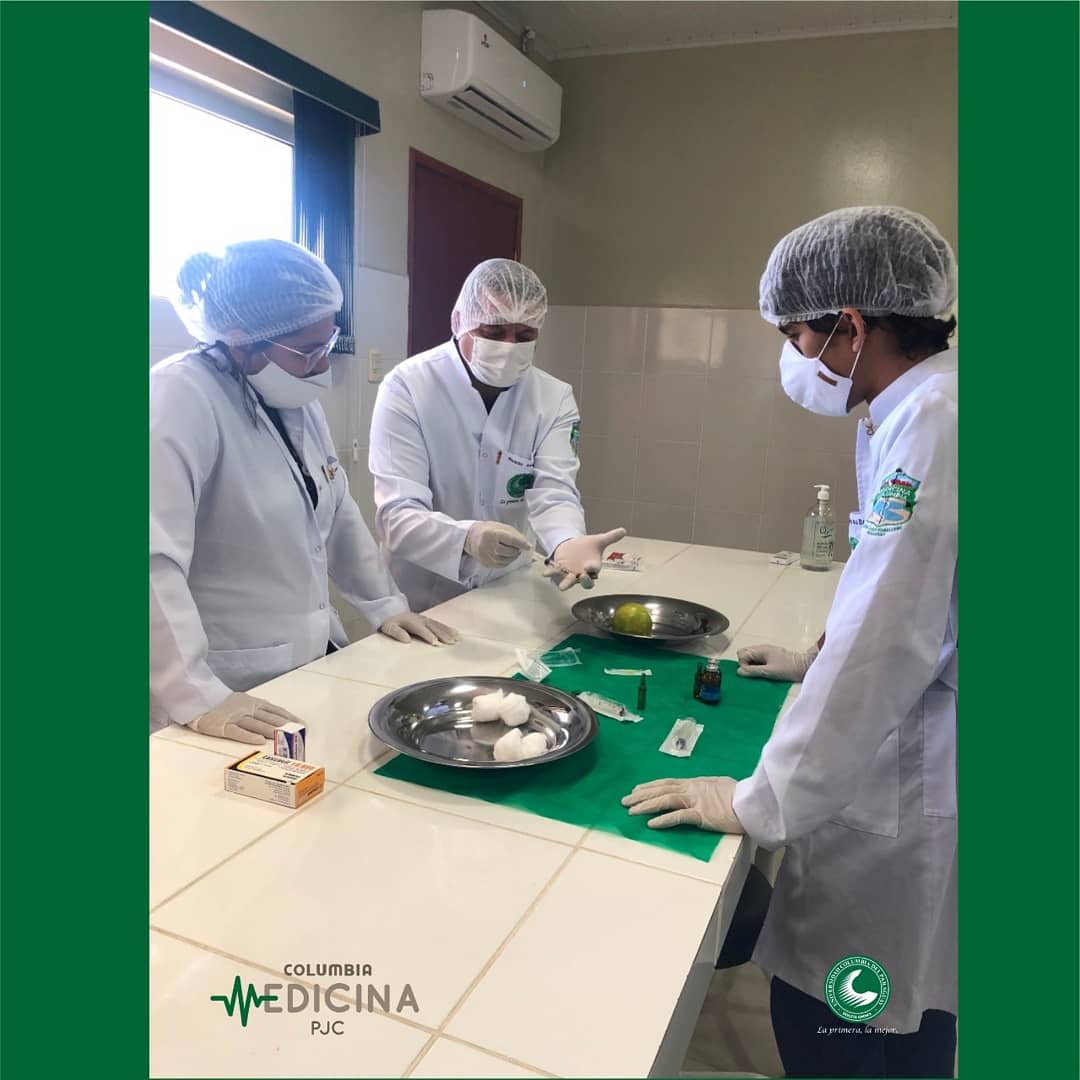 ColumbiaMedPY's tweet photo. Clase práctica de Introducción a procederes básicos en salud. 👩‍⚕️👨🏼‍⚕️✅ Ha sido una maravillosa experiencia para nuestros estudiantes.
#SoyMedColumbia #SouMedColumbia  #Medicina #medicinaporamor #medicina2021 #estudantesdemedicina  #medicinanoparaguai #medicinanafronteira https://t.co/L4Q6I9Nhlp