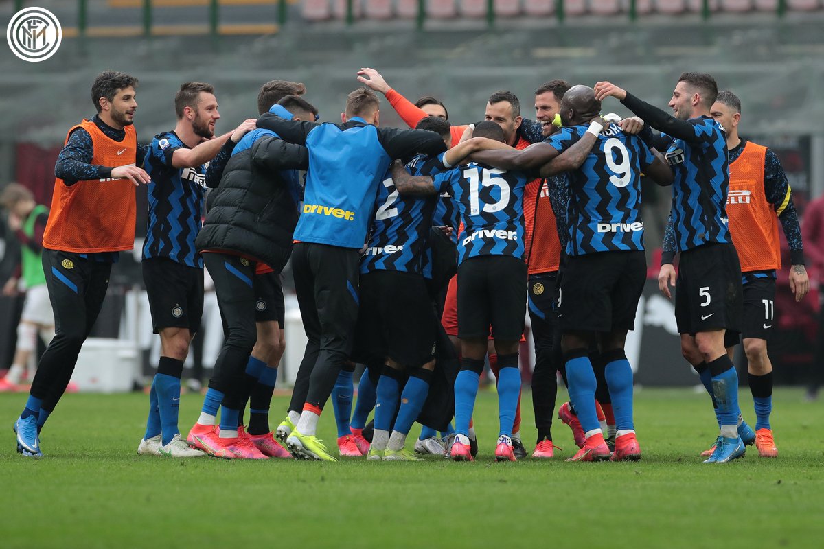 Inter_en's tweet photo. Point to the boys who run Milano 🖤💙 https://t.co/4W4zj7Whxa