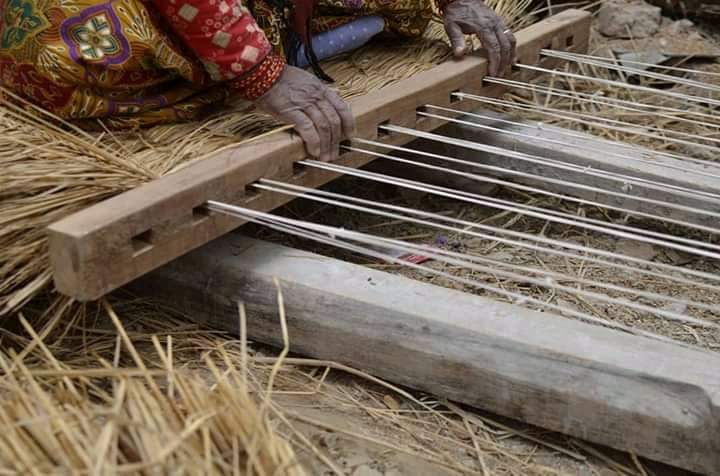 the_newars's tweet photo. Tirtha Maya Shakya, 72 years from Bungamati, Lalitpur knitting traditional handmade straw mat.
Her husband Babu Kaji Shakya support her and loves to take her picture.
#Nepal #straw #traditional #handmade #strawmat #newa #nepali #thenewars
Photo Source : Newton Maharjan https://t.co/m0kaUrXXfn