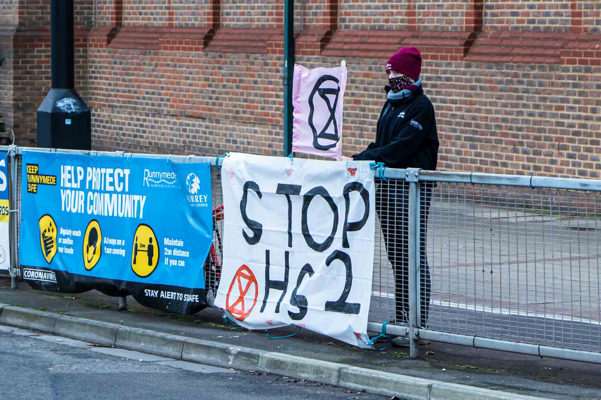 Staines_XR's tweet photo. Lone rebels out today in Staines and Egham spreading the message of opposition to HS2
Help protect your communities - Stop HS2
#StopHS2 #DropHS2 #HS2Rebellion #BattleforEuston https://t.co/eDBg21aar8