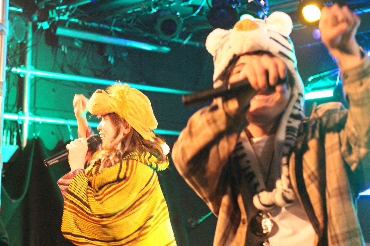 kttk_dr37's tweet photo. TakuanG #SHS12 ハイライト⑧
おまけ編
ジュウオウジャーを歌ってた
ふにさん(@oo_funiko27_oo )の後ろで
かわいいホワイトタイガー←
が乱入する図がこちらです
そしてこれが
あさるとゆーきさんのパク…ゲホン…
オマージュです!!!!(シャウト) https://t.co/jIPAfg1Nzg