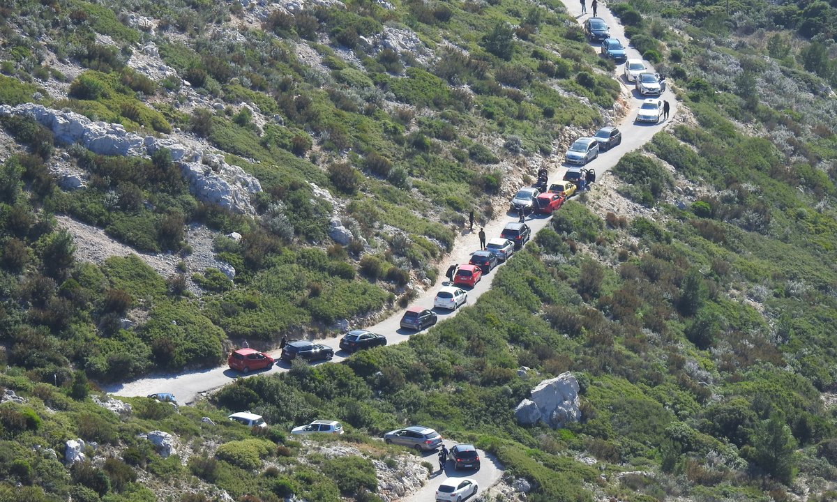ParcCalanques's tweet photo. L’accès aux Calanques de + en + pénible et dangereux… En attendant la mise en œuvre de solutions de mobilité par @marseille et @AMPMetropole, apprenons à nous passer de la🚗 et privilégions les🚌@RTM_Officiel existants :
🚌22/23 ➡️ Sormiou
🚌19/20 ➡️ Les Goudes
🚌B1/21 ➡️ Luminy https://t.co/4QpLMkwdWR