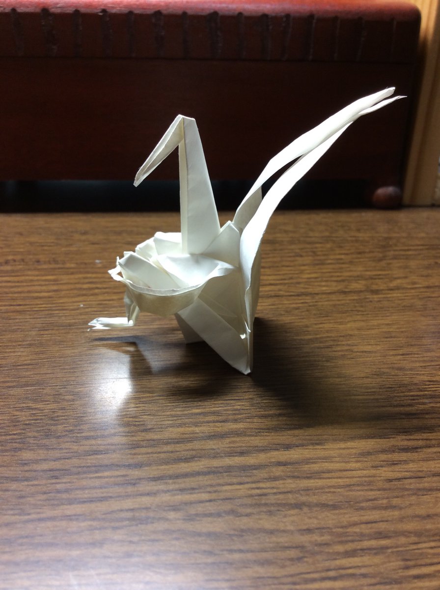 折り紙で 体育座りする鶴 を作った天才現る 恐竜型や立ち鶴など折り鶴の達人が集結してレベルの高いリプ欄に Togetter