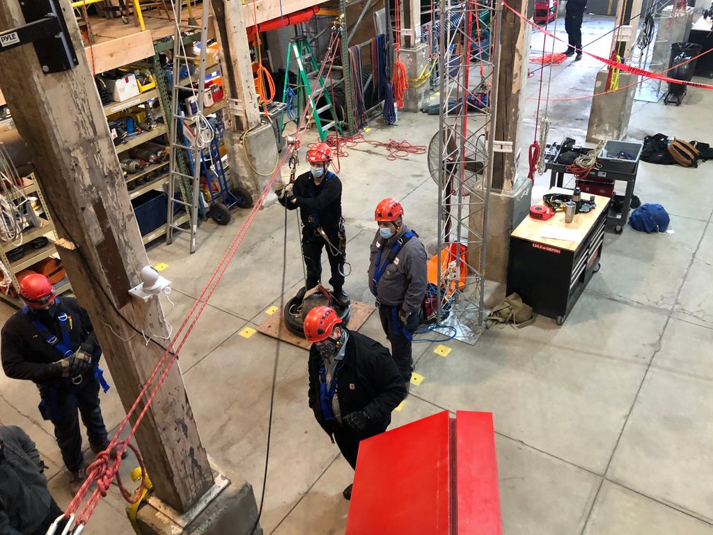 CapTechRescue's tweet image. Tensioned twin span anchors are something we’ve used on multiple job sites. In our Confined Space Rescue Rigging Clinic we look at how to rig them and the forces involved. Using 11mm NFPA G Rated @SterlingRope From simple anchor points to reeving in other systems. @Petzl