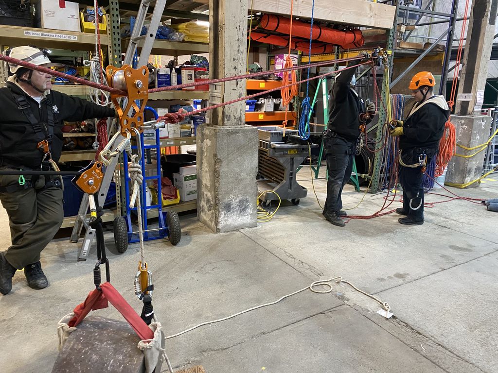 CapTechRescue's tweet image. Tensioned twin span anchors are something we’ve used on multiple job sites. In our Confined Space Rescue Rigging Clinic we look at how to rig them and the forces involved. Using 11mm NFPA G Rated @SterlingRope From simple anchor points to reeving in other systems. @Petzl