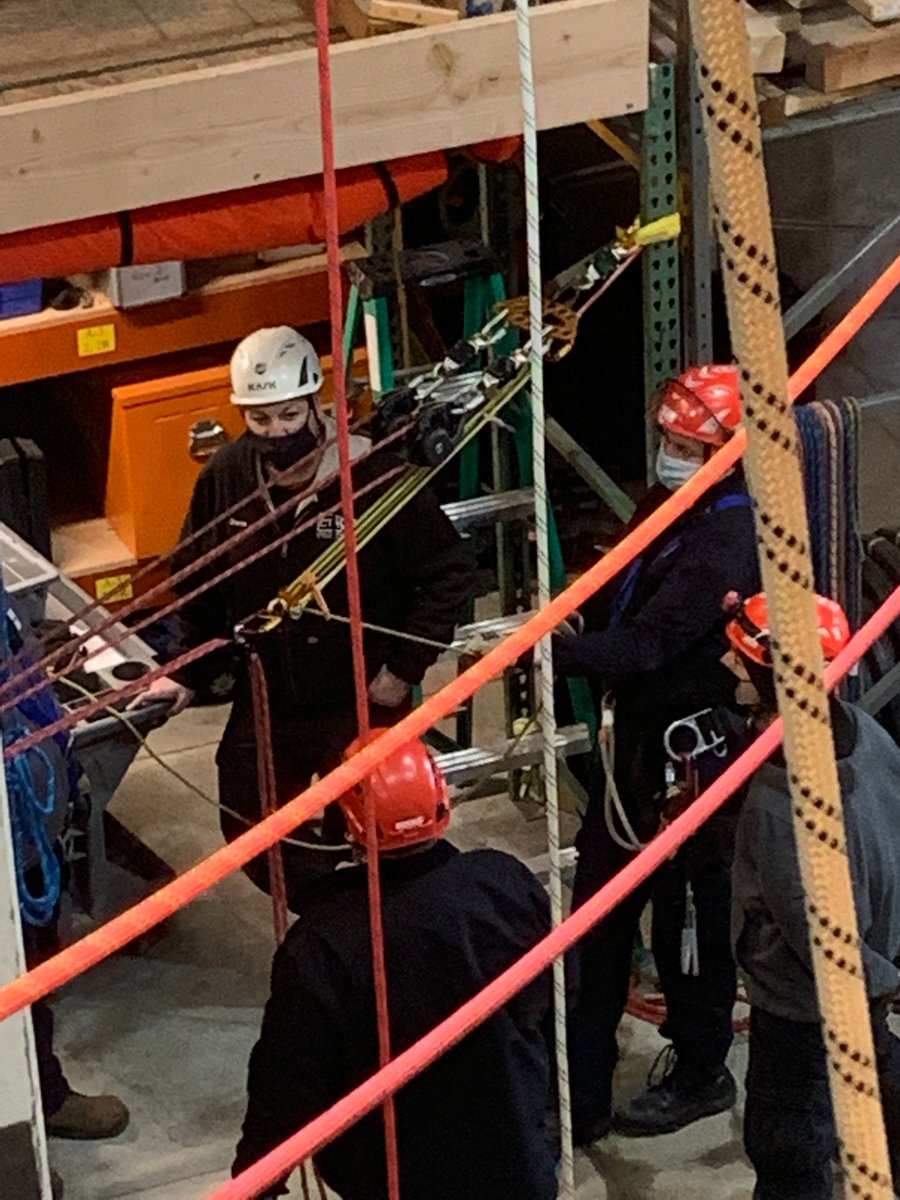 CapTechRescue's tweet image. Tensioned twin span anchors are something we’ve used on multiple job sites. In our Confined Space Rescue Rigging Clinic we look at how to rig them and the forces involved. Using 11mm NFPA G Rated @SterlingRope From simple anchor points to reeving in other systems. @Petzl