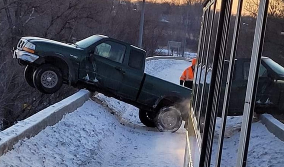 MetroTransitMN's tweet image. South Garage Operator Tony F. recently witnessed a life-threatening accident. Tony's quick thinking and call for help were the actions of a hero. Read his story at the link: metrotransit.org/operator-sprin…