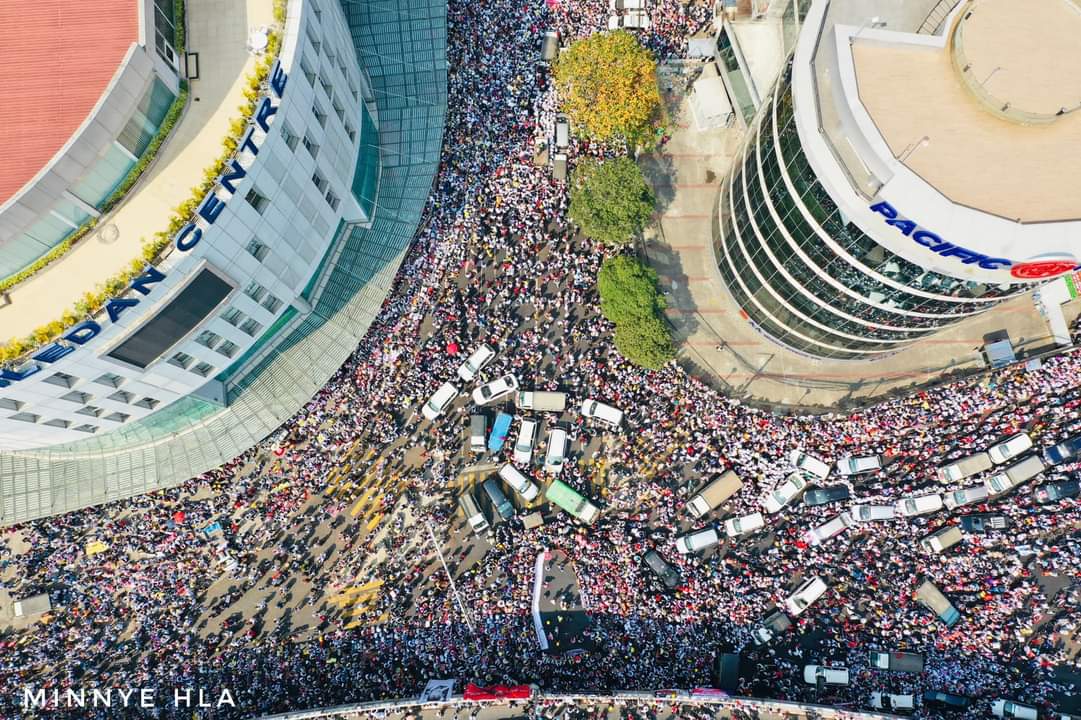 PrincessOo15's tweet photo. @TostevinM @Reuters Do you think this crowd is having fun on the roads under this heat? I mean why would we all come on those roads surrounded by the armed forces if we didn't vote for the winning party? Plz stop being the coup's side. We need true supporters of Democracy! https://t.co/4uXAGrLaIj