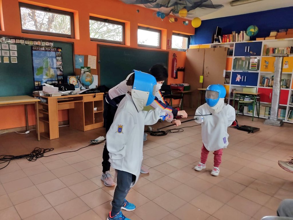 Promoción Deportiva
L@s alumn@s de Educación Primaria del CEIP El Prado de Megeces  y CEIP San Roque de Cogeces de Iscar han participado hoy lunes en los Talleres de Iniciación a la Esgrima organizados por @deportesdipu y <a href="/Dip_Va/">Diputación de Valladolid</a> en #JuegosEscolares

<a href="/esgrimaelduque/">esgrima el duque</a> y <a href="/VCEsgrima/">Esgrima Valladolid</a>