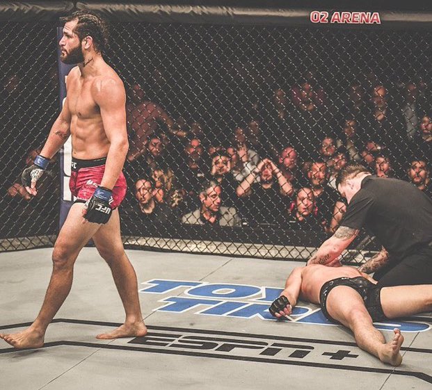 UFC_Sasuke's tweet photo. This is the coldest picture in MMA History, argue with the wall. https://t.co/qlcHZSQf5P