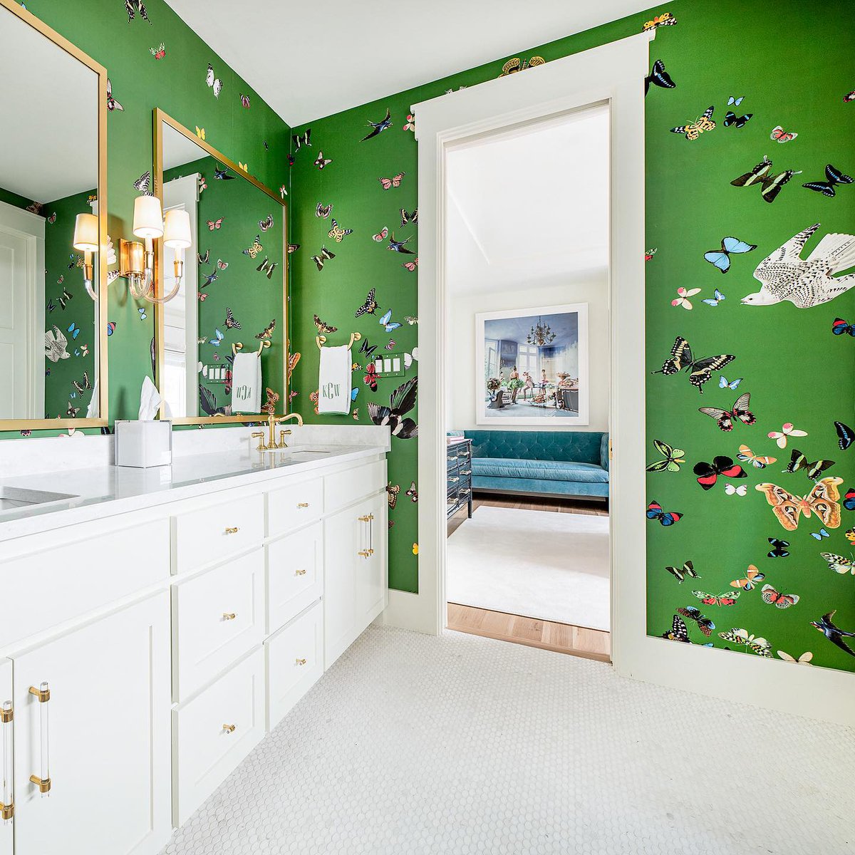 CustomRobert's tweet image. Searching for wallpaper inspo that gives you butterflies?🦋 Look no further. Built by @CustomRobert • Interior by Amys Interiors #RECH #robertelliotthomes #robertelliottcustomhomes