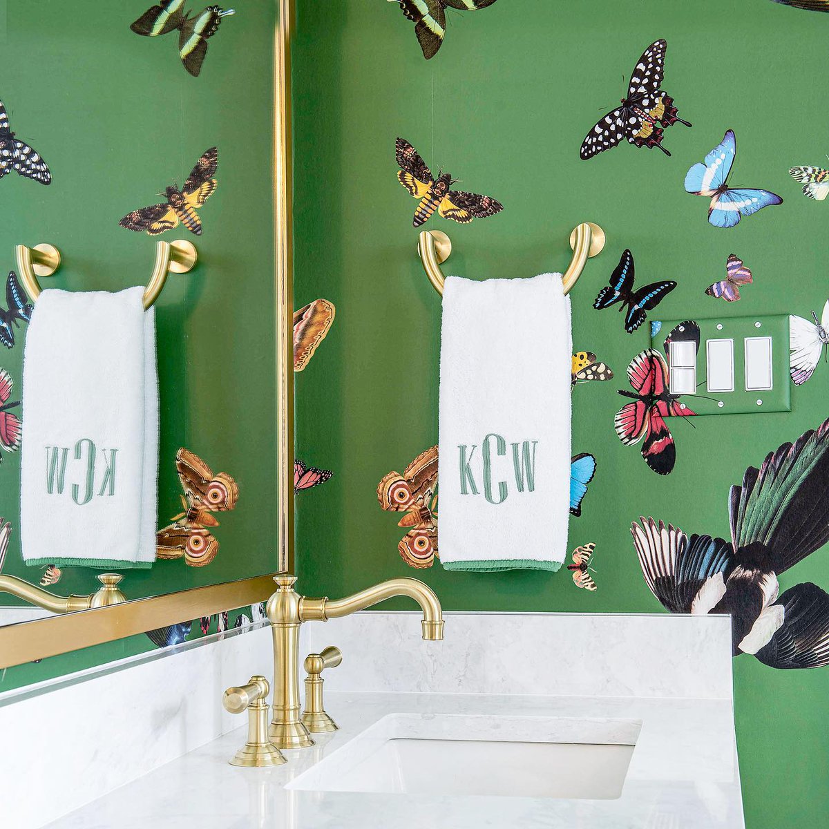 CustomRobert's tweet image. Searching for wallpaper inspo that gives you butterflies?🦋 Look no further. Built by @CustomRobert • Interior by Amys Interiors #RECH #robertelliotthomes #robertelliottcustomhomes