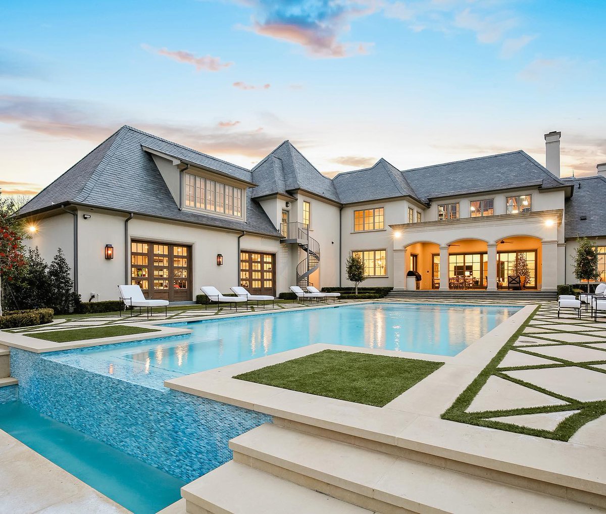 CustomRobert's tweet image. Sunset swim, anyone?🌤 #RECH #robertelliotthomes #robertelliottcustomhomes