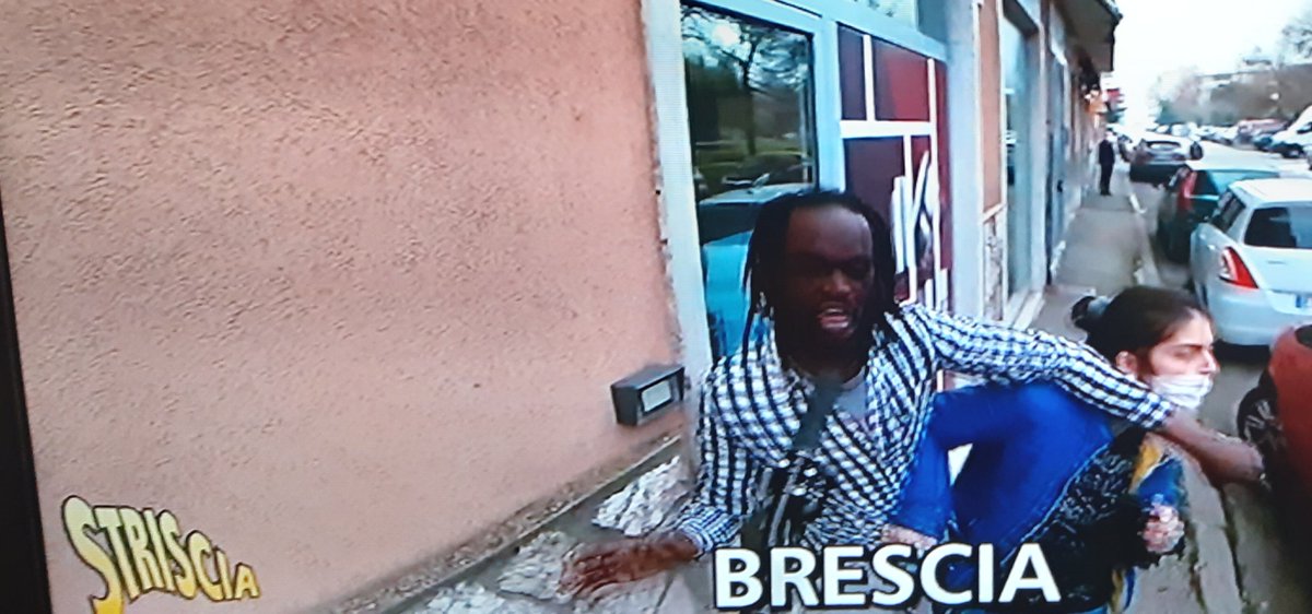 ivocamic's tweet photo. #BRUNOTTI A
#BRESCIA 
SPACCIO H24 in piazza
Brutale aggressione alla troupe di #Striscia da parte di #spacciatori clandestini padroni del territorio
#STATO? NON PERVENUTO
Senza mascherina fanno il cazzo del comodo loro
Ma per noi chiusure e coprifuoco tutto marzo
Grazie #DRAGHI https://t.co/bdEQBhcKtA